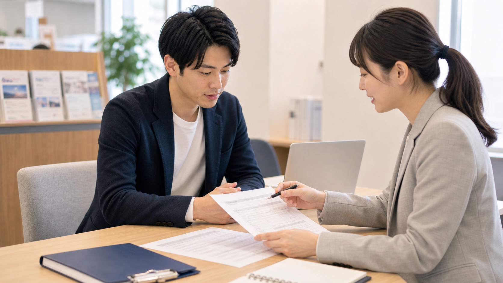 支援窓口で職務経歴書を相談するイメージ写真