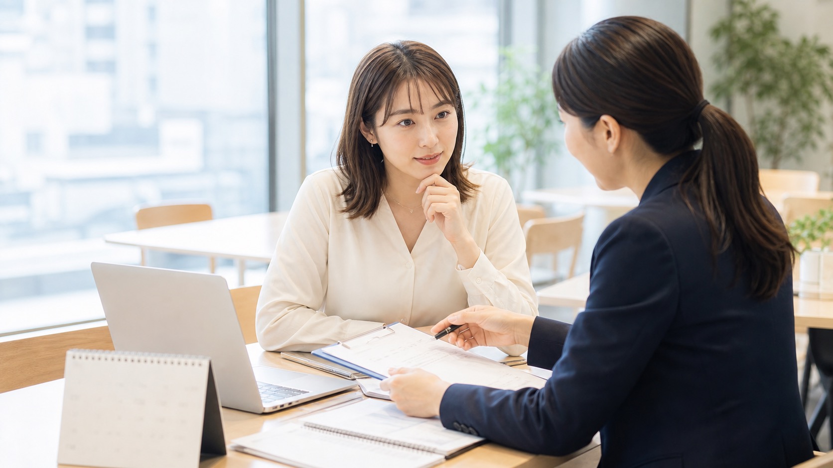 無期雇用派遣の契約内容と求人条件を確認する女性のイメージ写真