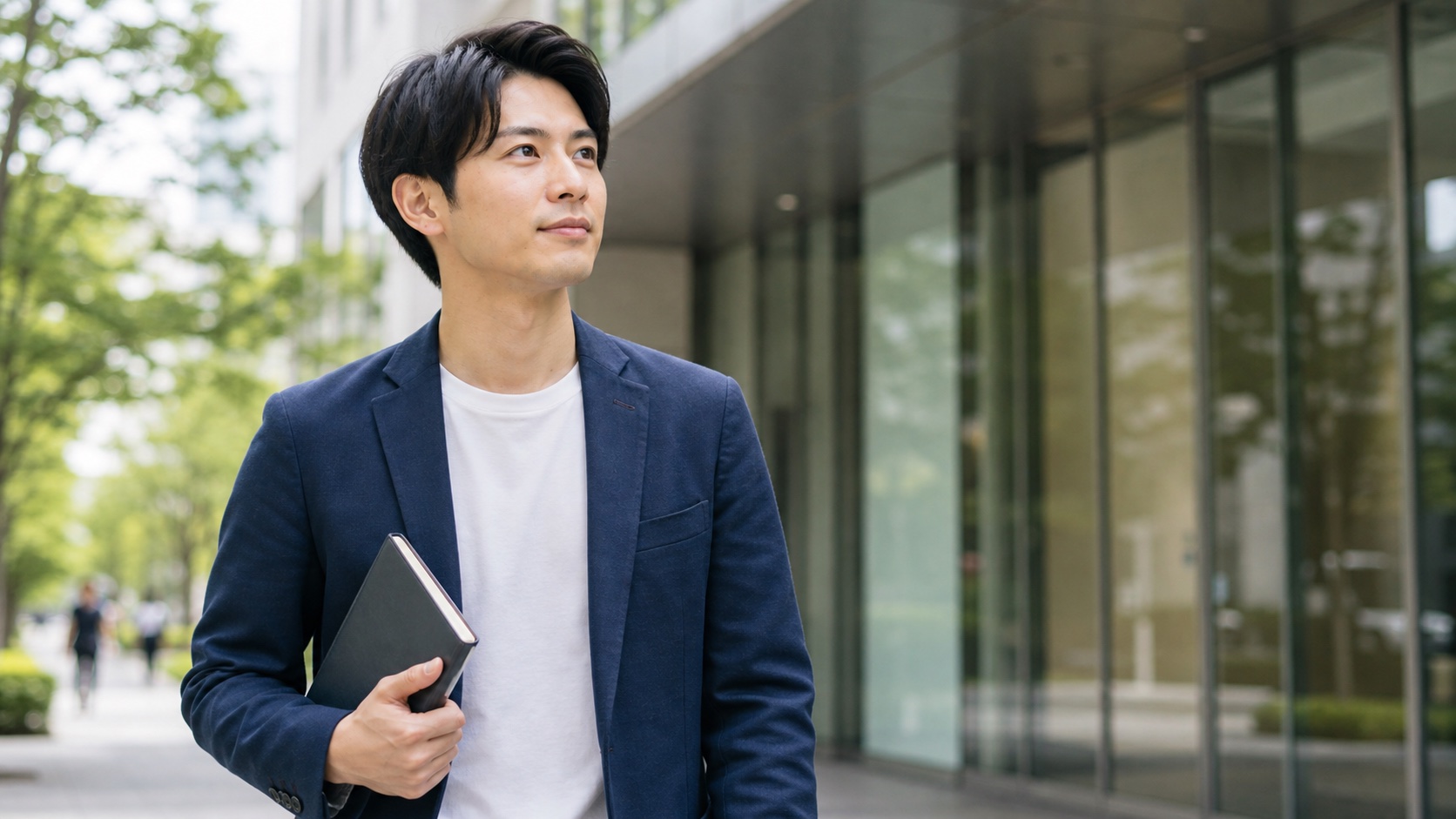 自分に合う転職先を選ぶ若手社会人のイメージ写真